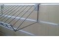 Kép 2/2 - FERDE POLC 60 CM X 30 CM SÍNES PANELBA